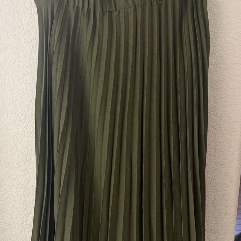 T Tahari Forest Green A-Line Pleated Skirt